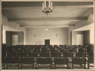 Gemeindehaus der St.Laurentius-Kirchengemeinde, Am Generalshof, Berlin-Köpenick: Innenaufnahme Konfirmandensaal mit Stühlen frontaler Blick zum Rednerpult