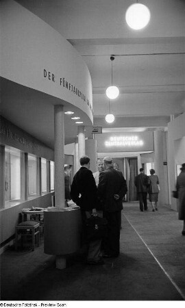 Fachbesucher in den Gängen der Ausstellung der Verlagshäuser