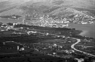 Trogir: Blick von der Passstraße auf Meerenge und Trogir