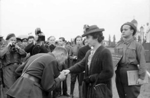 Bukarest: 1. Staatsjugendtag, Frau Maria Antonescu verteilt Orden an Premilitari