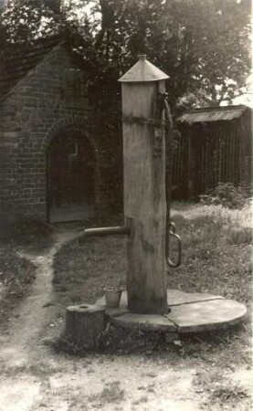 Brunnen mit Pumpe aus Holz in Krauschwitz : Drjewjana klumpa studnje w Krušwicach
