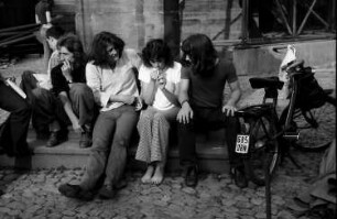 Freiburg: Weinfest 1973. Gruppe Jugendlicher mit Moped