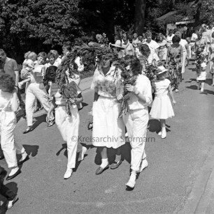 Kindervogelschießen: Festumzug auf der Bundesstraße 208: Teilnehmer