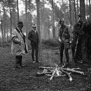 Munster: Truppenübungsplatz Munster-Nord: Gefechtsübung der Panzerbrigade 17: Wald: Stadtverordneter Dieter Achterberg und Bürgerworthalter Georg Koch an Lagerfeuer: Soldat neben Unterstand: 05.11.1975