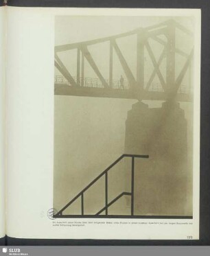 Ein Ausschnitt einer Brücke über steigendem Nebel eines Flusses