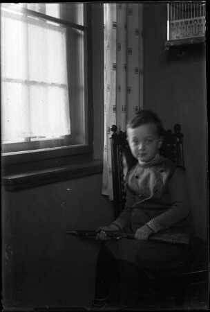 Dresden-Hellerau, Sohn Hans Stich mit Spielgewehr und Uniform im Haus Kurzer Weg 1