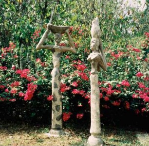 Zwei Frauen : Ghana. Skulptur des Künstlers Dr. Oku Ampofo