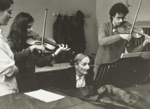 Carlernst Ortwein (1916-1986; Komponist, Pädagoge, Pseudonym Conny Odd). Aufnahme 1986 mit Studierenden der Musikhochschule Leipzig. Fotografie von Evelyn Richter