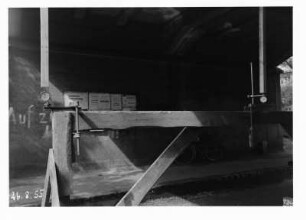 Eisenbahnbrücke der Grubenbahn zum Industrie-Kraftwerk Lauta über eine Dorfstraße. Untersicht auf Holzgerüst mit Meßstellen für das (Durchbiegungs-?)Verhalten des Brückenüberbaues : Laubusch (Niederlausitz). Eisenbahnbrücke der Grubenbahn zum Industrie-Kraftwerk Lauta über eine Dorfstraße. Untersicht auf Holzgerüst mit Meßstellen für das (Durchbiegungs-?)Verhalten des Brückenüberbaues