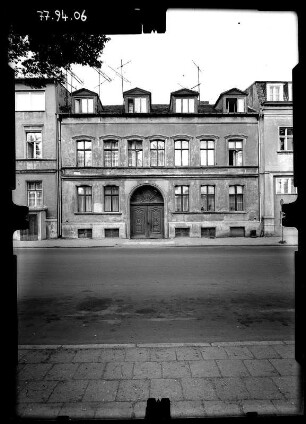 Greifswald, Bahnhofstraße. Wohnhaus mit Durchfahrt. Straßenfront