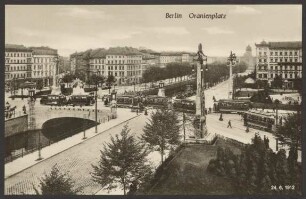 Ansichtskarte Oranienplatz und Oranienbrücke mit Straßenbahnen, Säulen und Grünflächen [1/2]