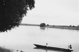 Am Baro : Blick auf eine Flusslandschaft mit Personen in einem Einbaum
