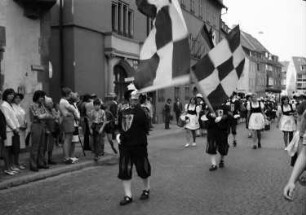 Freiburg: Fahnenschwinger vor dem Rathaus