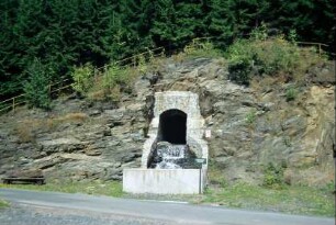 kleiner, künstlicher Wasserfall