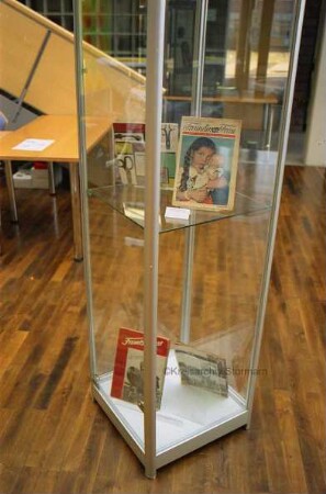 Ausstellungseröffnung "60 deutsche Jahre, 60 deutsche Bilder": Standvitrine