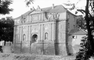 Breisach: Altes Rheintor mit Altrhein