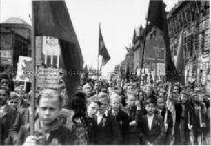 Schüler demonstrieren am 1. Mai Unter den Linden