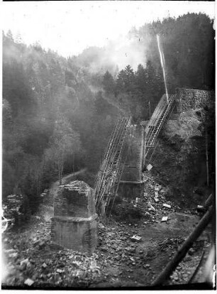 Reste des gesprengten alten Viaduktes
