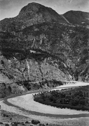 Flusslandschaft : Blick auf die Schleifen des Oued Agrioun. Im Flusstal befinden sich Macchie- und Lorbeerbüsche. An den Berghängen sind Eichen, Eschen und Macchiebewachsung sowie vereinzelte Getreidefelder zu erkennen.