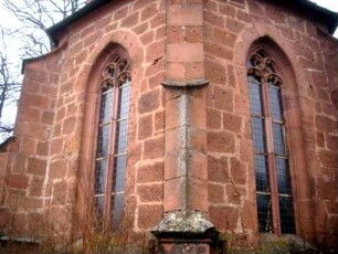 Kirche-Chor von Osten mit gotischen Maßwerkfenstern sowie Strebepfeilern im Detail