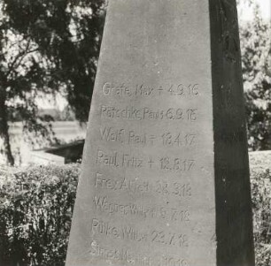 Denkmal für die Gefallenen des 1. Weltkrieges. Detail: Eingrafierte Namen von Gefallenen. Nach 1918. Sandstein. Dresden-Söbrigen, Elbweg