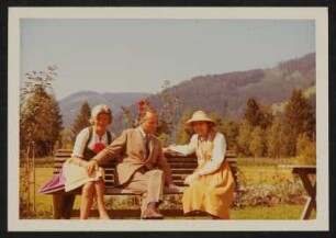 Grete Wiesenthal mit ihrem Sohn Martin Lang und dessen Frau in Berglandschaft