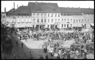 Köslin. Markt mit Transportwagen