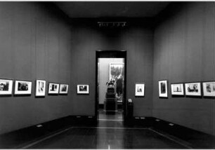 Blick in die Kabinett-Ausstellung "Menschen im Museum" vom 15. Nov. 2002 - 16. Febr. 2003 in der Alten Nationalgalerie