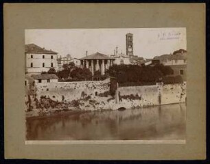 Tempel des Hercules Victor, Rom: Blick vom Tiber auf Einmündung der Cloaca Maxima, den Herkules Viktor Tempel und auf Santa Maria in Cosmedin