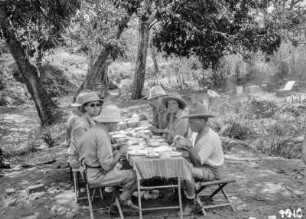 Zu Tisch (Afrika-Expedition 1931-1932)