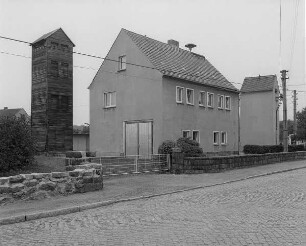Laußnitz-HöckendorfOttendorfer Straße 2. Freiwillige Feuerwehr. Straßenansicht mit Steigerturm und Transformatorenstation (Turmstation, um 1910)