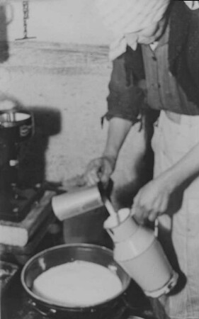 Martha Beck beim Milchverkauf, eine wesentliche Einnahmequelle der Kleinbauern : Milchverkauf, eine wesentliche Einnahmequelle der Kleinbauern