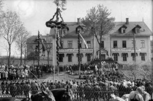 Maikundgebung auf dem Schulplatz : dahinter: Pfarramt