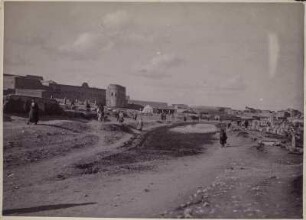 Mossul : Straßenszene in Mossul. Rechts im Bild ein Friedhof.