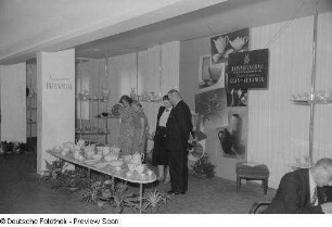 Besucher an einem Stand mit Glas- und Keramikwaren, Herbstmesse 1953