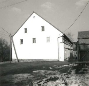 Schönberg-Tettau, Talstraße 1. Vierseithof (um 1800, 1858). Stall. Giebelseite