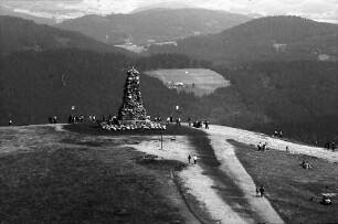 Blick vom Fernsehturm auf dem Feldberg zum Bismarckturm
