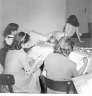 Aktzeichnen in der Textil-Fachschule in Krefeld-Uerdingen
