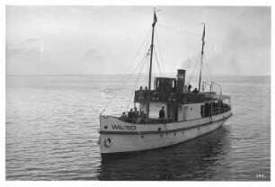 Rügen/ Deutschland: Küstendampfer Walfried mit Passagieren an Deck