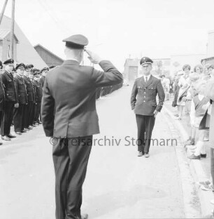 Meddewade: Amtsfeuerwehrfest des Amtes Bad Oldesloe-Land und 80-jähriges Jubiläum der Freiwilligen Feuerwehr Meddewade: Abnahme der angetretenen Wehren: rechts Zuschauer: 05.07.1969