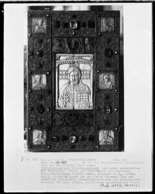 Evangeliar aus dem Kloster Wessobrunn — Bucheinband mit Elfenbeinreliefs aus einem zerschnittenen Triptychon — Rahmen aus Kupferblech mit kleinen Elfenbeinreliefs