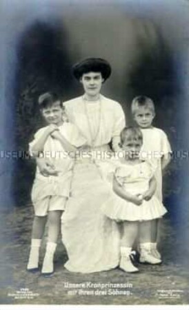 Kronprinzessin Cecilie mit ihren drei Söhnen
