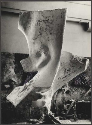 Atelieraufnahme von Bernhard Heiligers Gips-Version für die Bronzeskulptur „Großer Phönix“