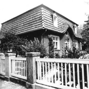 Cottbus-Spremberger Vorstadt, Eichenplatz 27. Wohnhaus (um 1910). Straßenansicht mit Einfriedung