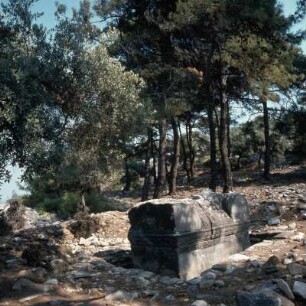 Thasos, Alikí. Antiker Sarkophag bei den Heiligtümern