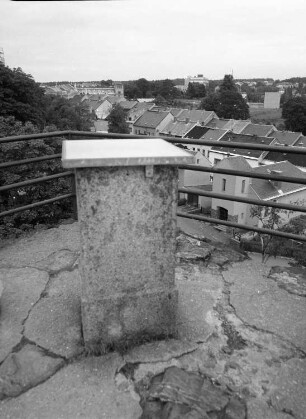 Schöneck, Sonnenwirbel 1. Aussichtsfelsen Alter Söll. Aussichtsplattform (Teilansicht). Blick auf Wohnhäuser (Lange Gasse) und Kreuzkirche
