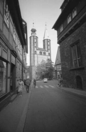 Goslar: Gasse mit Marktkirche, mit Türmen