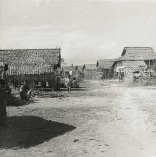 Akyab, Burma. Straße mit Bambushütten