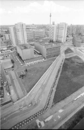 Hochhäuser der Leipziger Straße und die Grenzanlagen an der Zimmerstraße