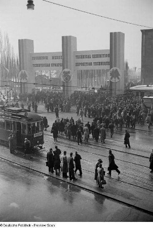 Eingang zum Ausstellungsgelände der Technischen Messe